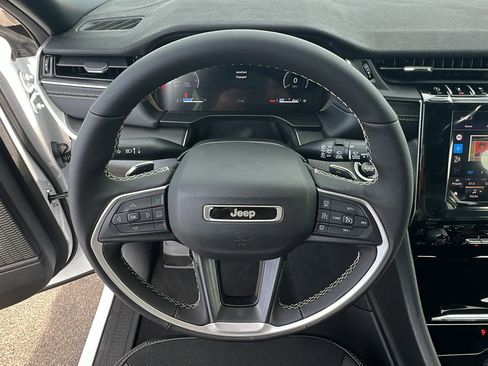 New 2025 Jeep Grand Cherokee L Altitude image 18