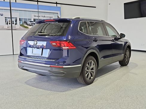Certified 2024 Volkswagen Tiguan SE w/ Panoramic Sunroof Package FWD image 3