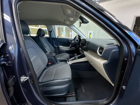 Used 2021 Hyundai Venue FWD image 29