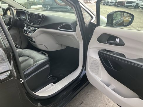 Used 2022 Chrysler Pacifica Touring-L image 10