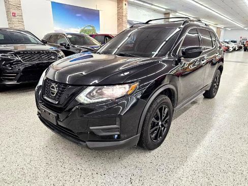 Used 2018 Nissan Rogue SV image 1