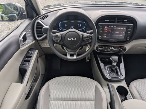 Used 2025 Kia Soul LX w/ LX Technology Package FWD image 16