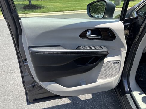 Used 2022 Chrysler Pacifica Limited FWD image 15