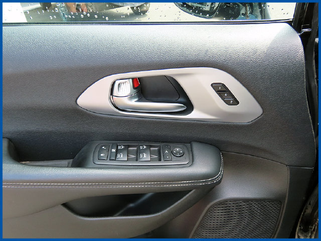 Used 2025 Chrysler Pacifica Limited FWD image 12