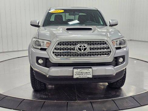 Used 2017 Toyota Tacoma TRD Sport w/ Tow Package (A/T) AWD/4WD image 8