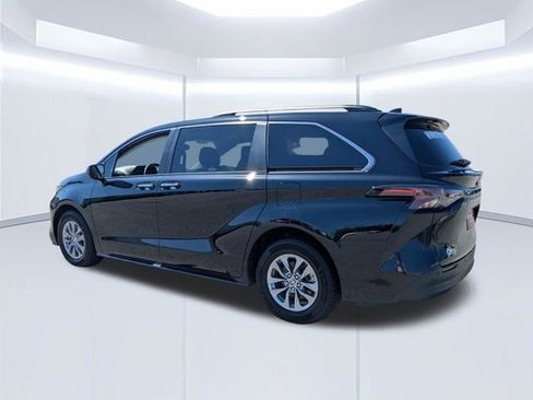 Used 2023 Toyota Sienna XLE FWD image 6