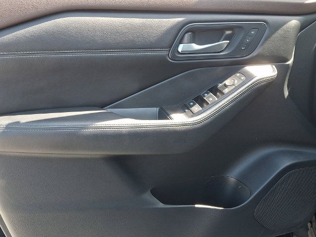 Used 2023 Nissan Rogue SL AWD/4WD image 12
