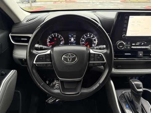 Used 2022 Toyota Highlander LE image 16