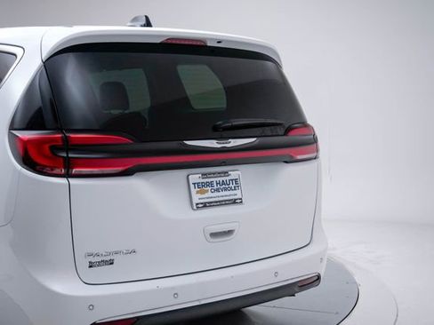 Used 2024 Chrysler Pacifica Touring-L image 5