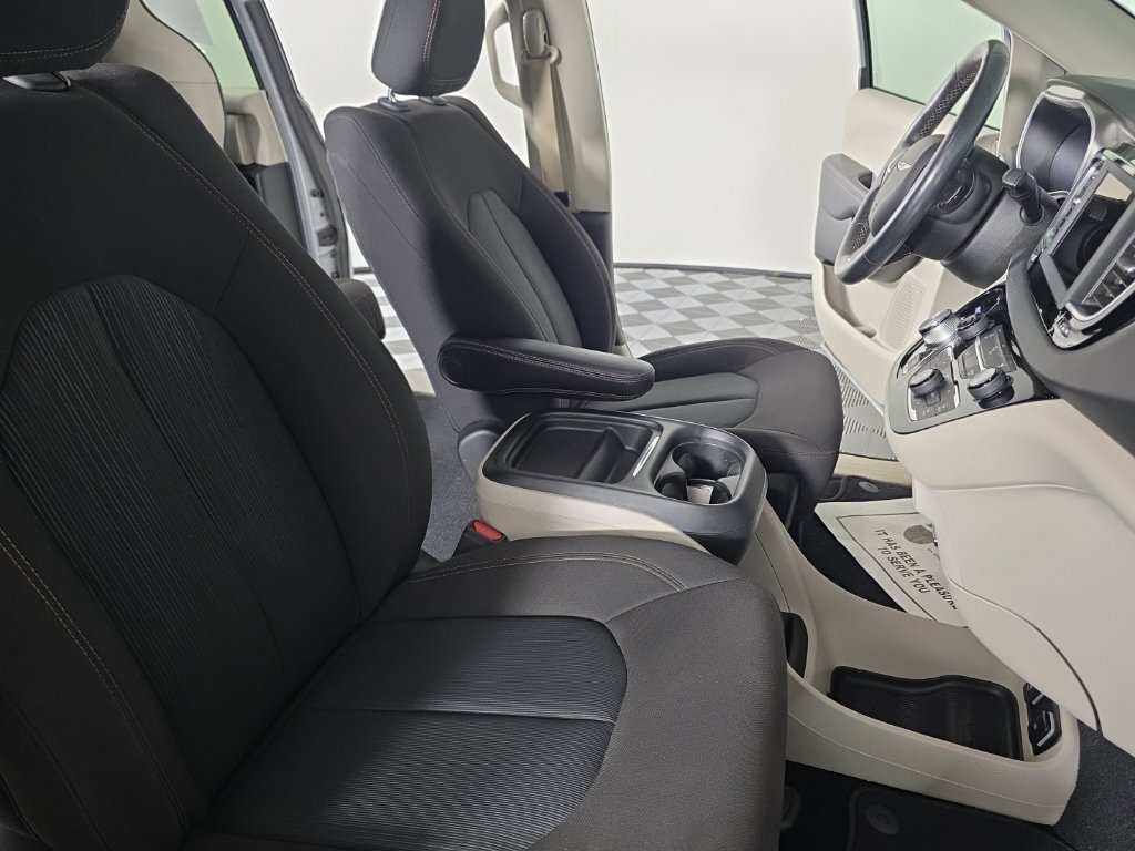 Used 2020 Chrysler Pacifica Touring w/ Cold Weather Group FWD image 31