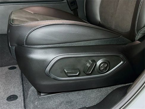 New 2025 Jeep Grand Cherokee Altitude image 13