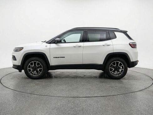 Used 2025 Jeep Compass Trailhawk image 5