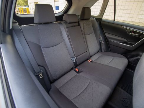 Used 2021 Toyota RAV4 XLE FWD image 18