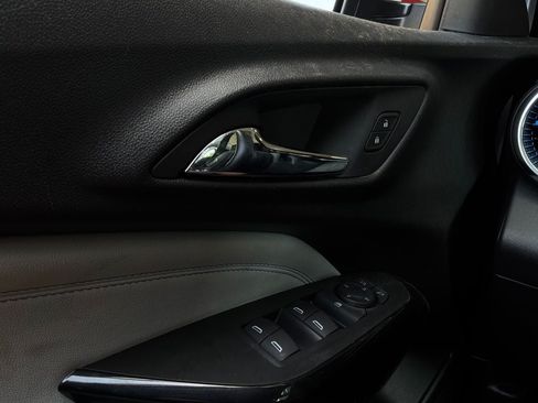 Used 2025 Chevrolet Trax LT w/ LT Convenience Package FWD image 19