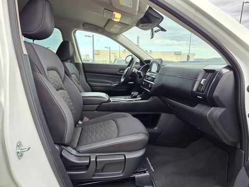 Used 2025 Nissan Pathfinder SV FWD image 10