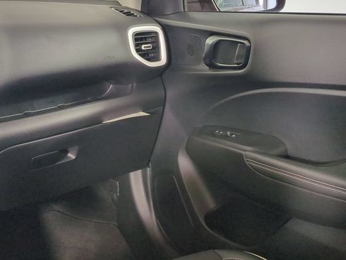 Used 2025 Hyundai Venue Limited FWD image 19