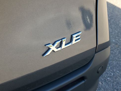 Used 2025 Toyota Sienna XLE image 2