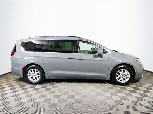 Used 2022 Chrysler Pacifica Touring-L image 9