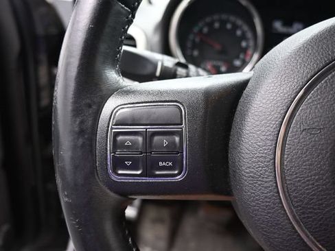 Used 2013 Jeep Grand Cherokee Laredo AWD/4WD image 24