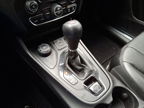 Used 2019 Jeep Cherokee Limited w/ Luxury Group image 16