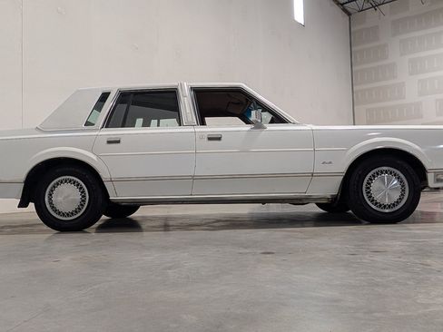 Used 1988 Lincoln Town Car RWD image 16