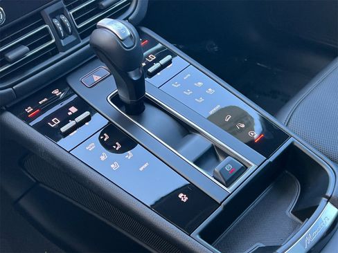 Used 2025 Porsche Macan image 26
