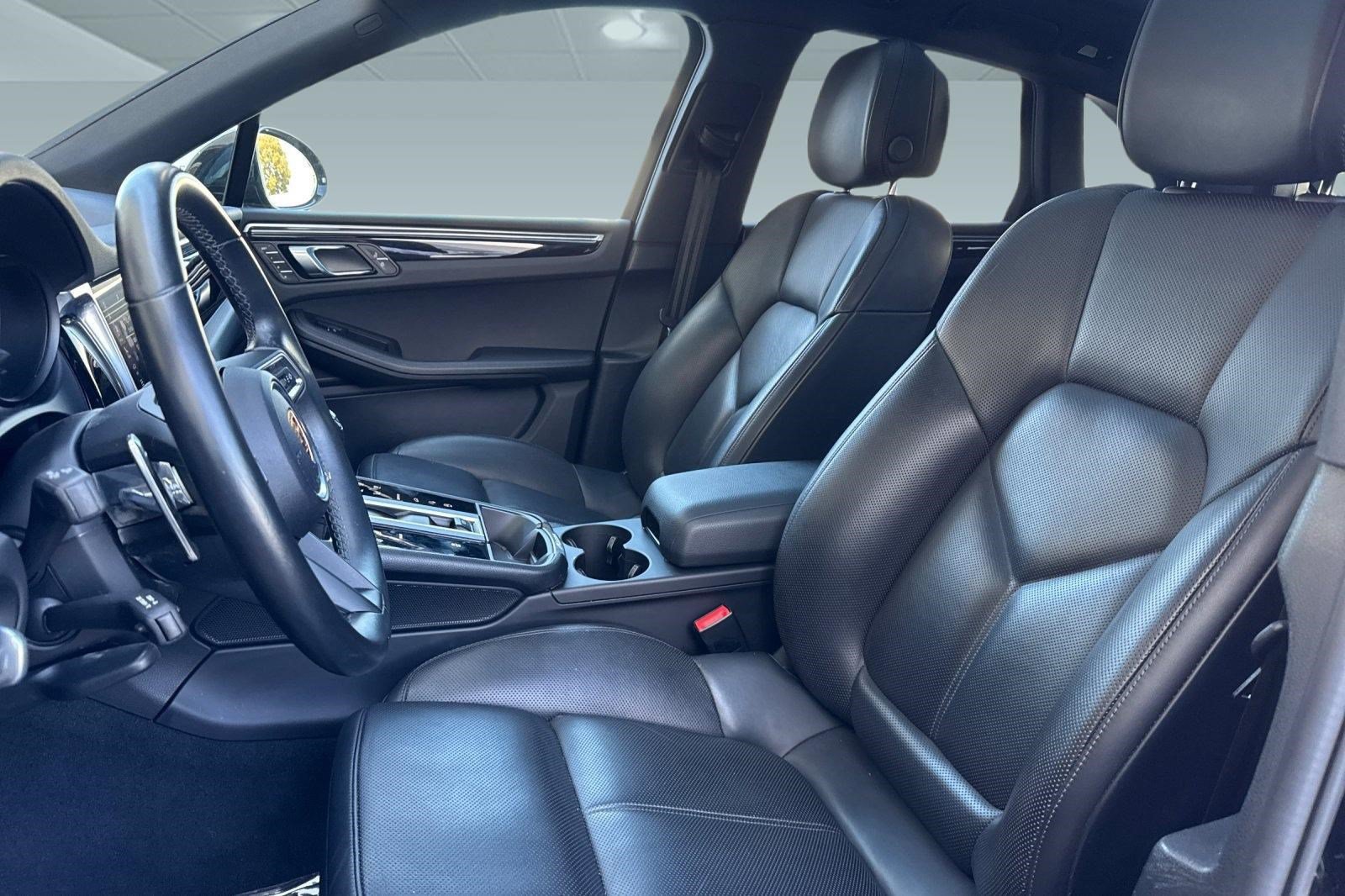 Used 2024 Porsche Macan AWD/4WD image 5