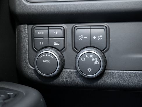 Used 2024 Chevrolet Suburban LT image 32