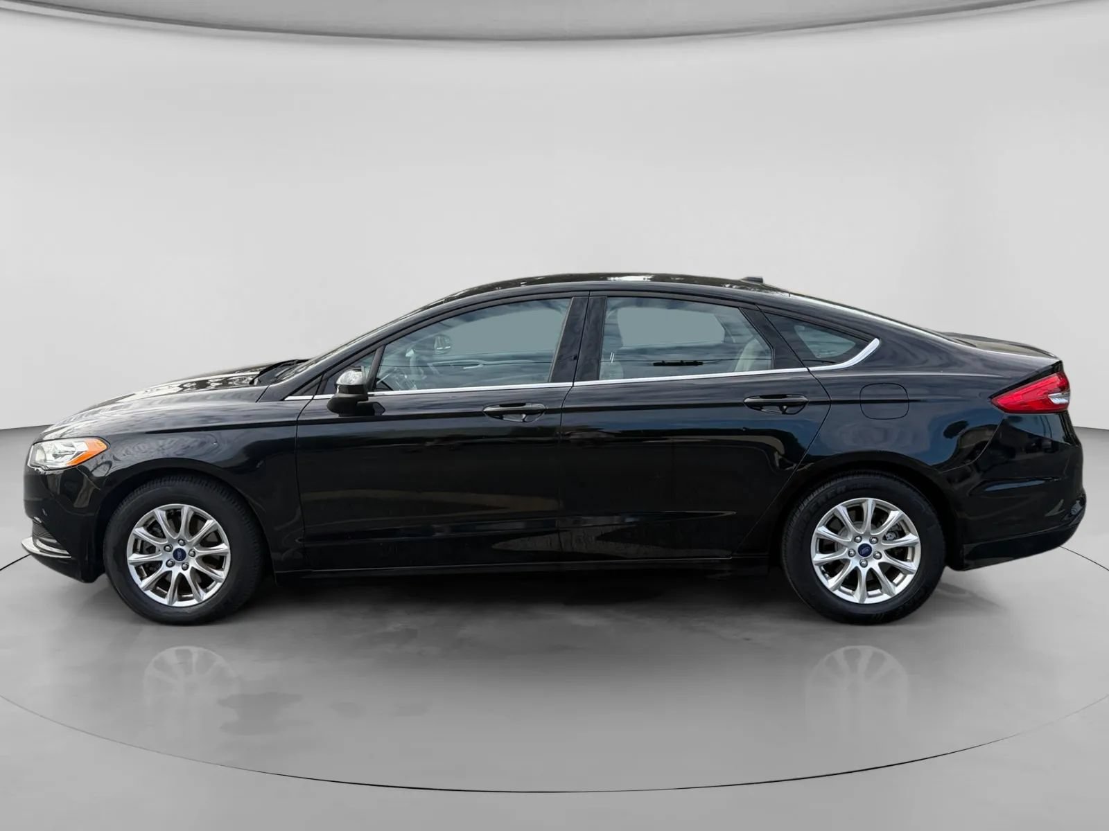 Used 2017 Ford Fusion S FWD image 2