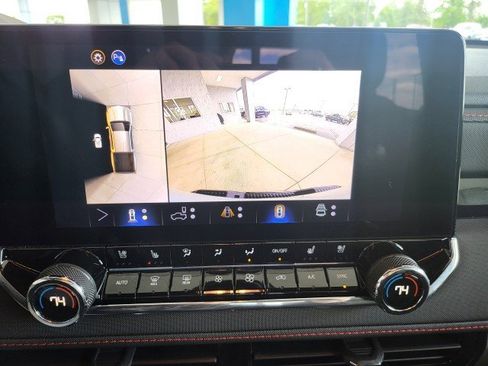 Used 2025 Chevrolet Colorado Z71 w/ Technology Package AWD/4WD image 9