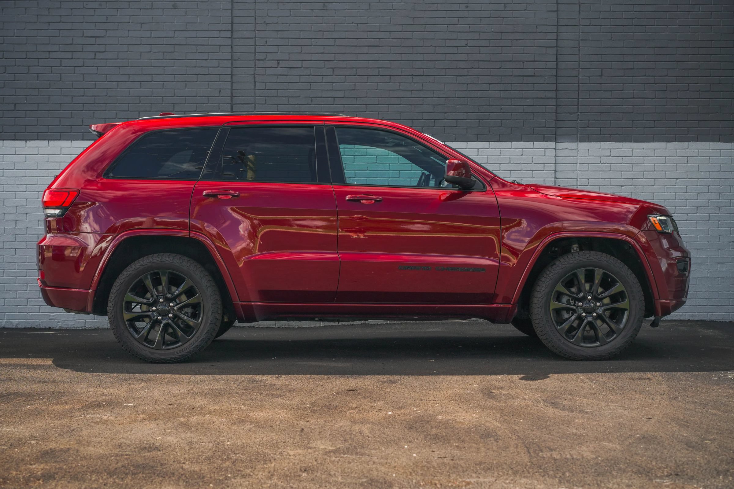 Used 2020 Jeep Grand Cherokee Altitude AWD/4WD image 4
