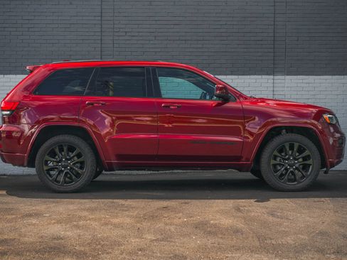 Used 2020 Jeep Grand Cherokee Altitude AWD/4WD image 4
