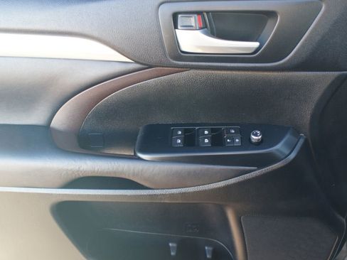 Used 2015 Toyota Highlander XLE image 21