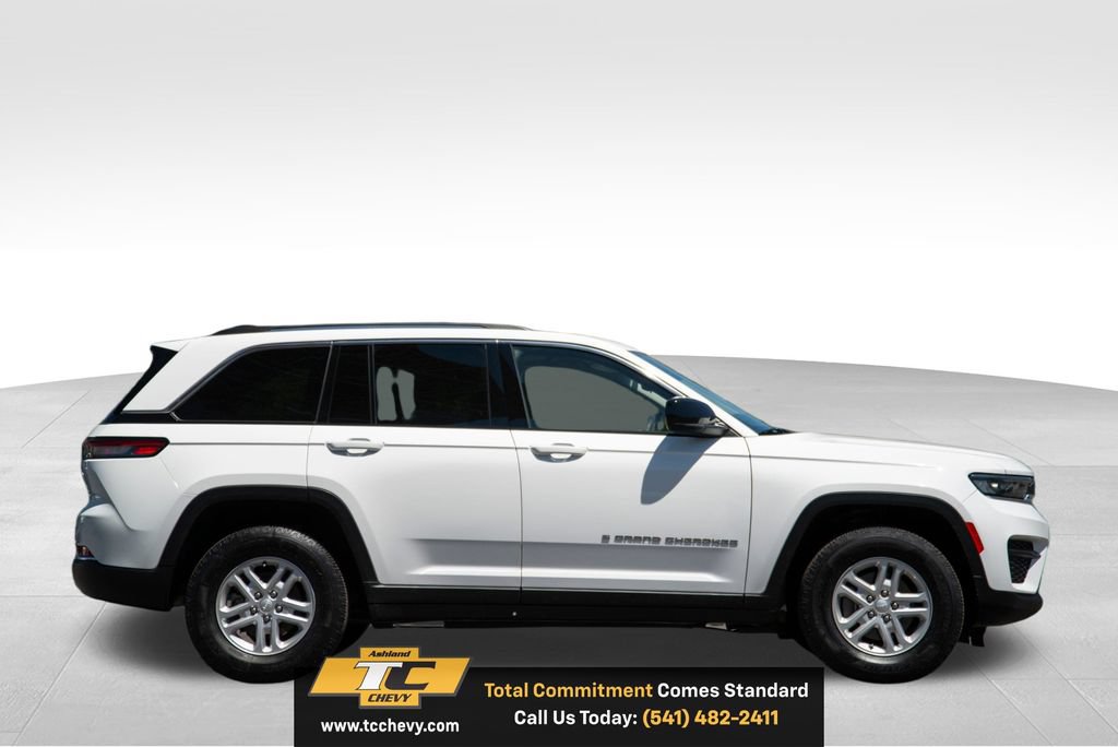 Used 2023 Jeep Grand Cherokee Laredo AWD/4WD image 5