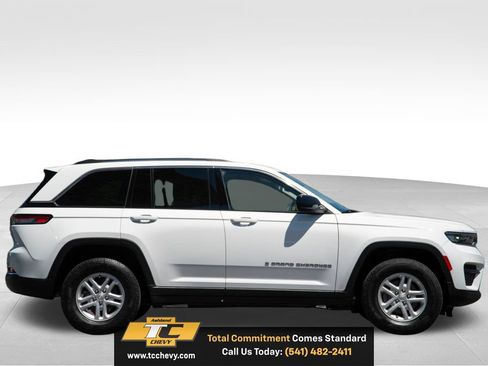 Used 2023 Jeep Grand Cherokee Laredo AWD/4WD image 5