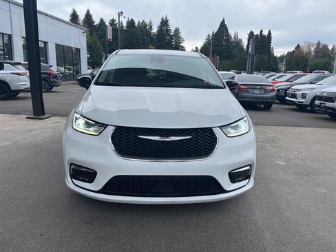 Used 2024 Chrysler Pacifica Select image 2