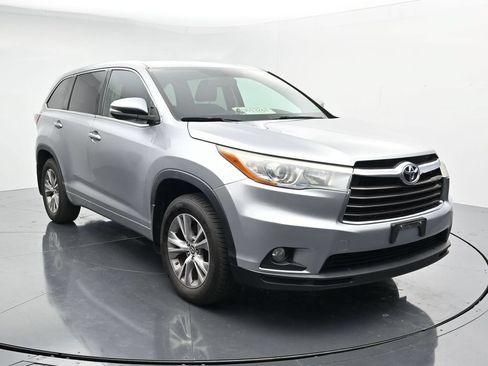 Used 2016 Toyota Highlander Plus AWD/4WD image 2