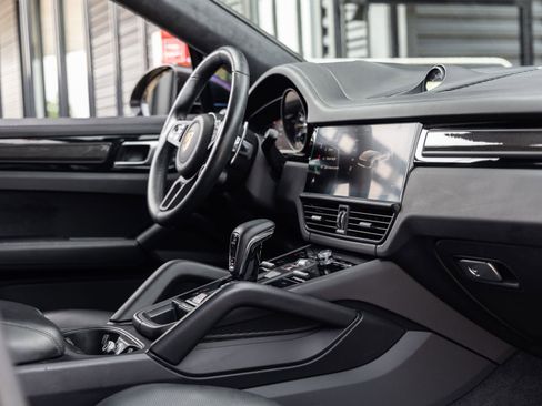 Certified 2023 Porsche Cayenne Turbo GT AWD/4WD image 46
