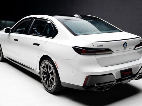 Used 2024 BMW 760i xDrive image 23