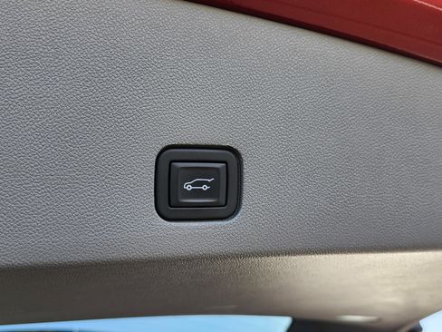 Used 2023 Cadillac XT6 Premium Luxury image 17