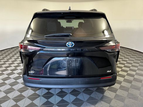 Used 2025 Toyota Sienna XLE FWD image 6
