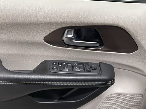 Used 2022 Chrysler Voyager LX FWD image 17