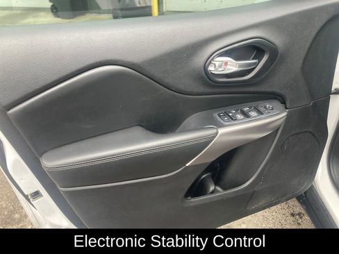 Used 2021 Jeep Cherokee Latitude Lux w/ Comfort/Convenience Group image 13