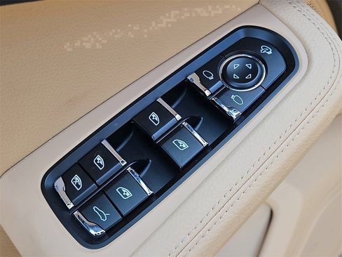 Certified 2025 Porsche Macan image 32