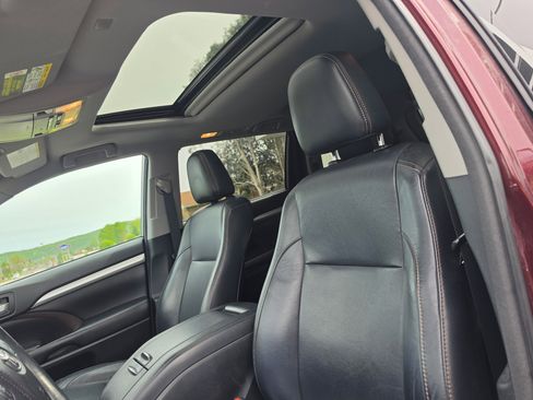 Used 2018 Toyota Highlander XLE AWD/4WD image 11