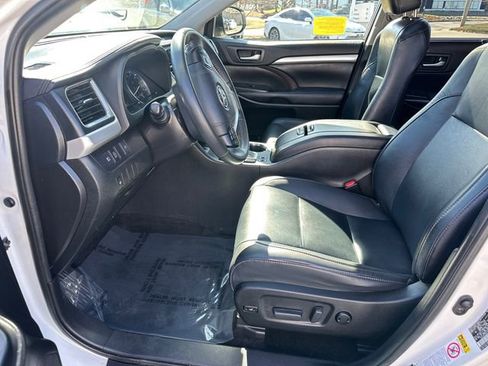Used 2019 Toyota Highlander XLE image 31