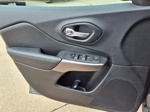 Used 2022 Jeep Cherokee Latitude Lux w/ Sun & Sound Group FWD image 19