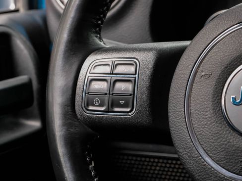 Used 2017 Jeep Wrangler Unlimited Rubicon w/ Connectivity Group AWD/4WD image 17