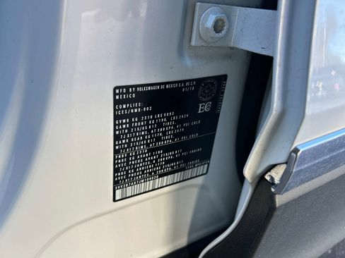 Used 2018 Volkswagen Tiguan SEL Premium image 26