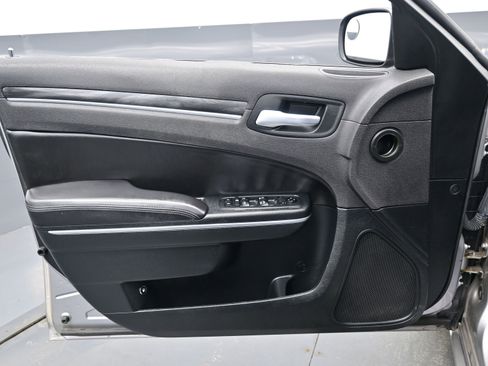 Used 2018 Chrysler 300 Touring image 9